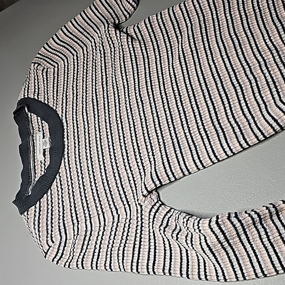 American Eagle medium grey and cream colored long sleeve sweater - Picture 5 of 6